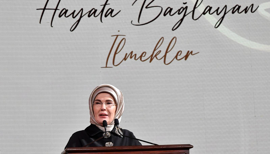 "Hayata Bağlayan İlmekler" projesinin lansmanında Sayın Emine Erdoğan Hanımefendi konuşmalarını gerçekleştirdi.